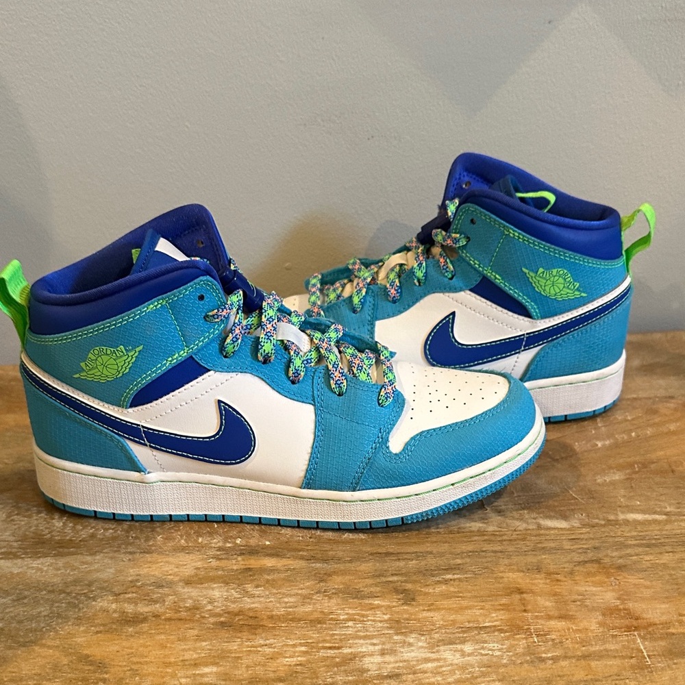 Jordan Blue and Green Sneakers Classic Design